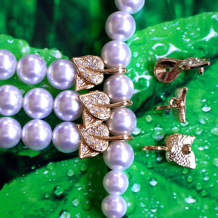 These  loops offer the possibility to integrate further rows of pearls into a necklace.