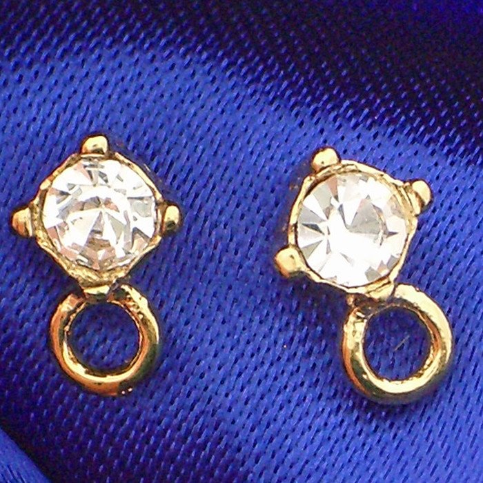 This earstud base with its integrated ring offers the possibility to apply one or more jewelry components like beads, pendants etc.
