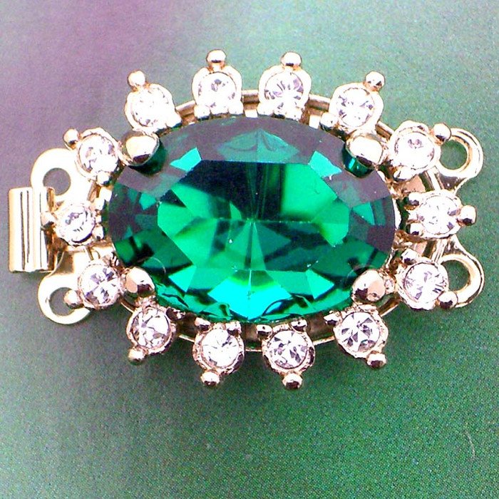 Clasp with spring tongue mechanism; Colour of the stone in the center: Emerald