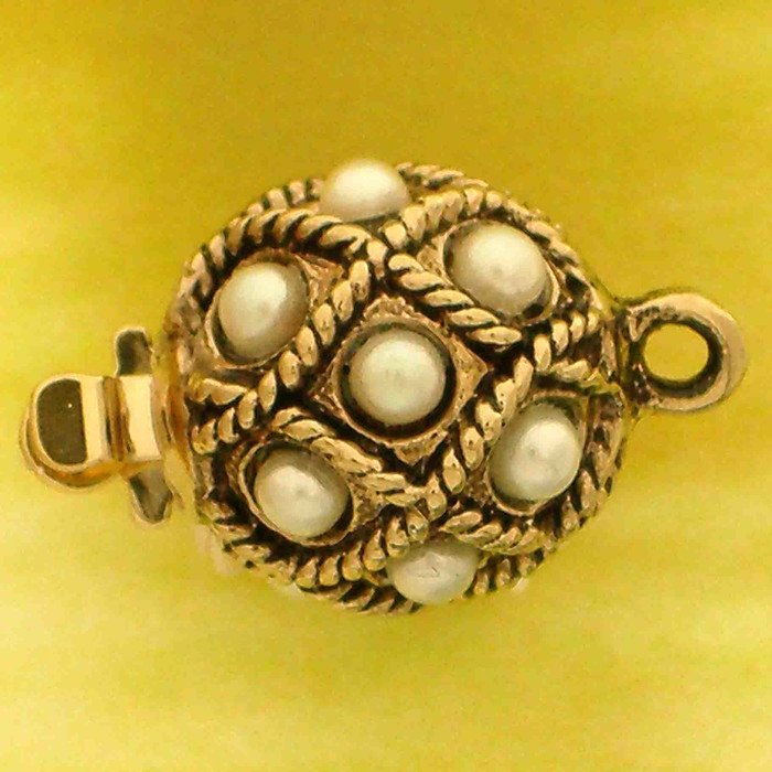 Ball clasp with springtongue mechanism and IKP pearls