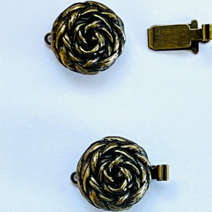 Schließe mit Federverschlluss 1-reihiger Verschluss mit strukturierter Oberfläche Design Rosenblüte für Halsketten und Armbänder