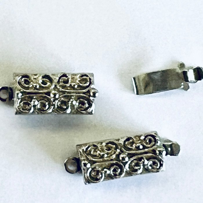 1-reihige Kasten Schließe mit Federverschluss und Ornament geeignet für Armbänder und enganliegende Halsketten rechteckig